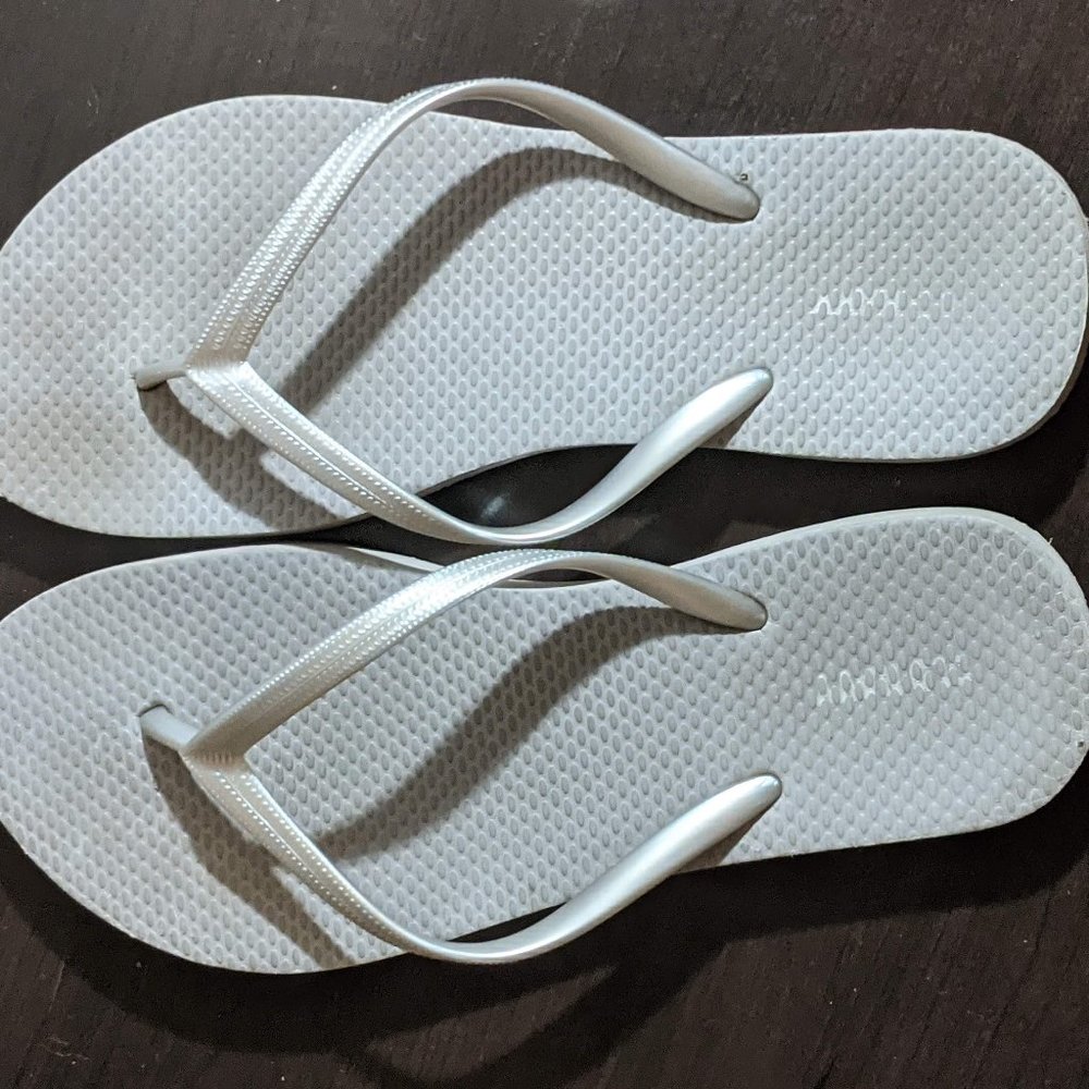 7.5 | Old Navy | Silver Flip Flops